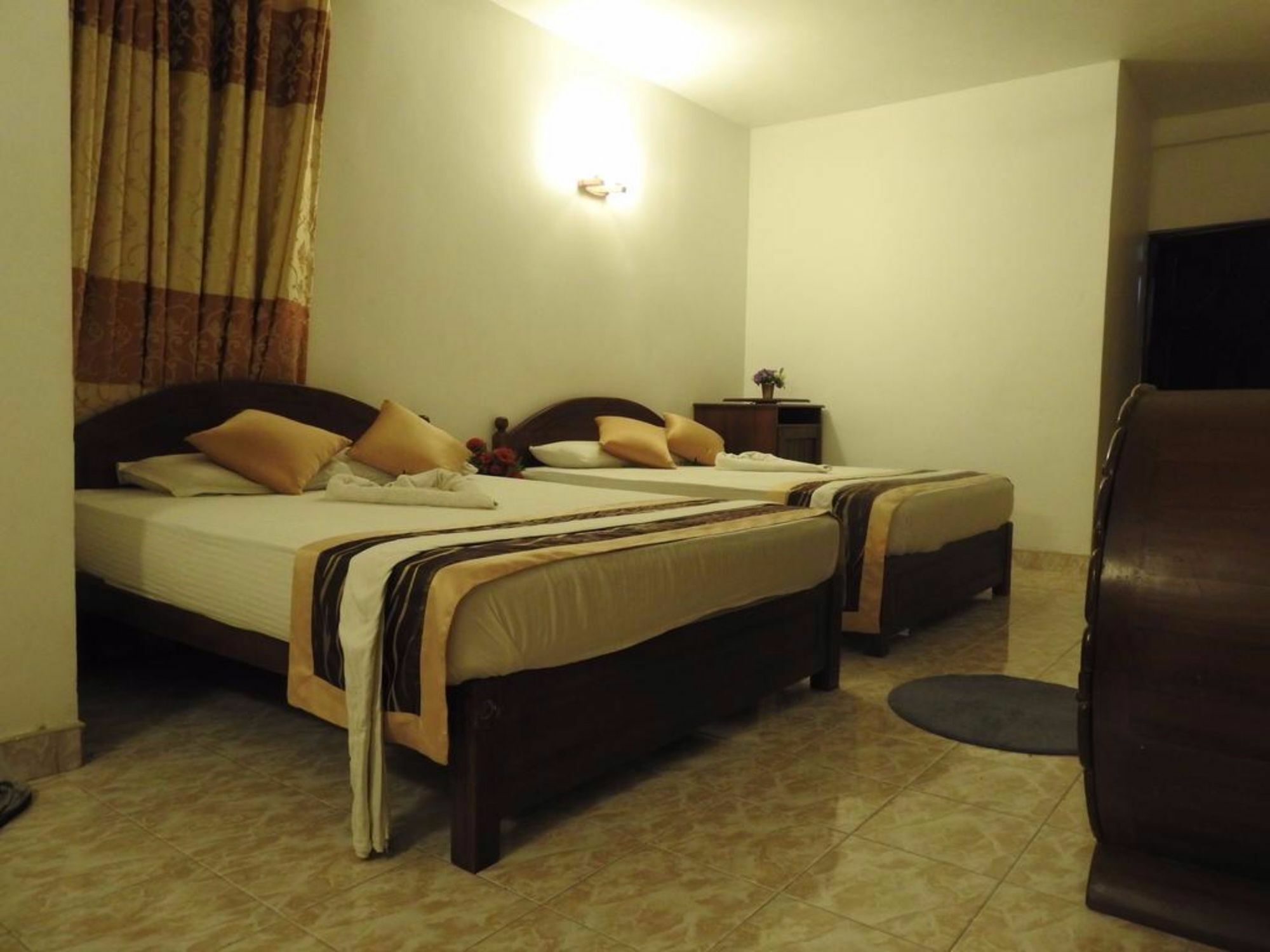 Oak Wood Inn Kandy Luaran gambar